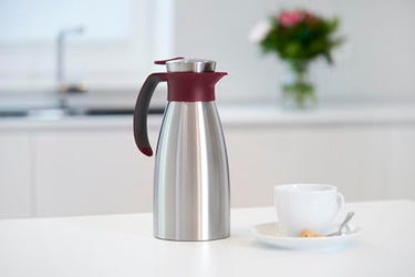 Emsa Soft Grip Isolierkanne, 1 Liter, Edelstahl, 12 Stunden heiß + 24 Stunden kalt, Auslaufsicher, Rutschfester Griff, Farbe Weinrot, N4120200 im Sale